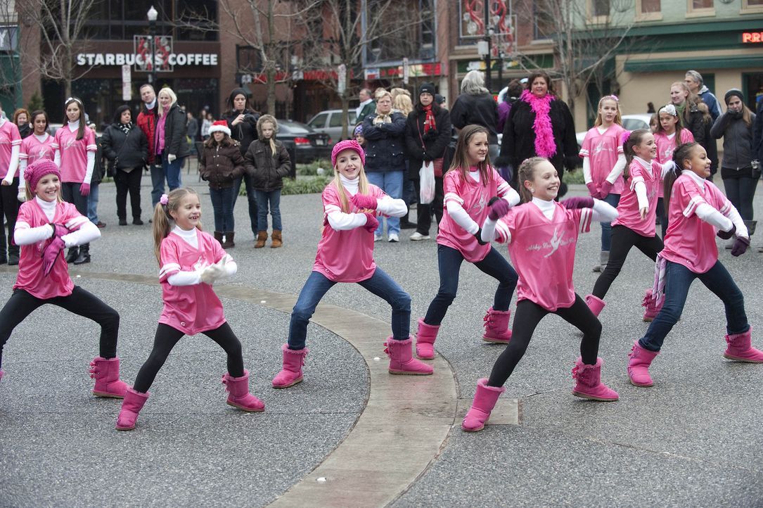 Sind voll in ihrem Element: Paige (l.), Mackenzie (2.v.l.), Chloe (3.v.l.), Brooke (M.), Maddie (3.v.r.), Kandall (2.v.r.) und Nia (r.) ... - Bildquelle: Scott Gries 2011 A+E Networks