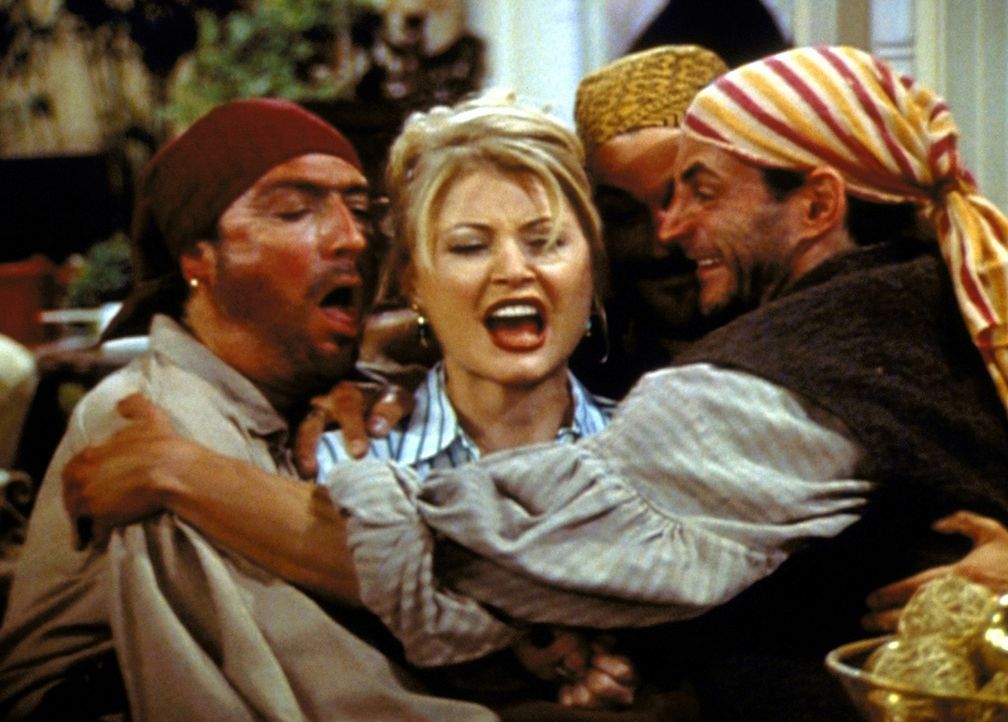 Zelda (Beth Broderick, M.) hat kaum eine Chance, die drei Piraten ohne ihre Zauberkräfte zu resozialisieren. - Bildquelle: Paramount Pictures