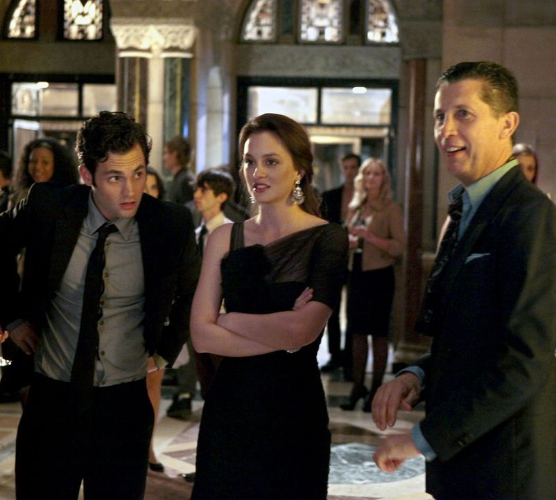 Noch genießen Blair (Leighton Meester, M.), Dan (Penn Badgley, l.) und Stefano Tonchi (Stefano Tonchi, r.) die Party ... - Bildquelle: Warner Bros. Television