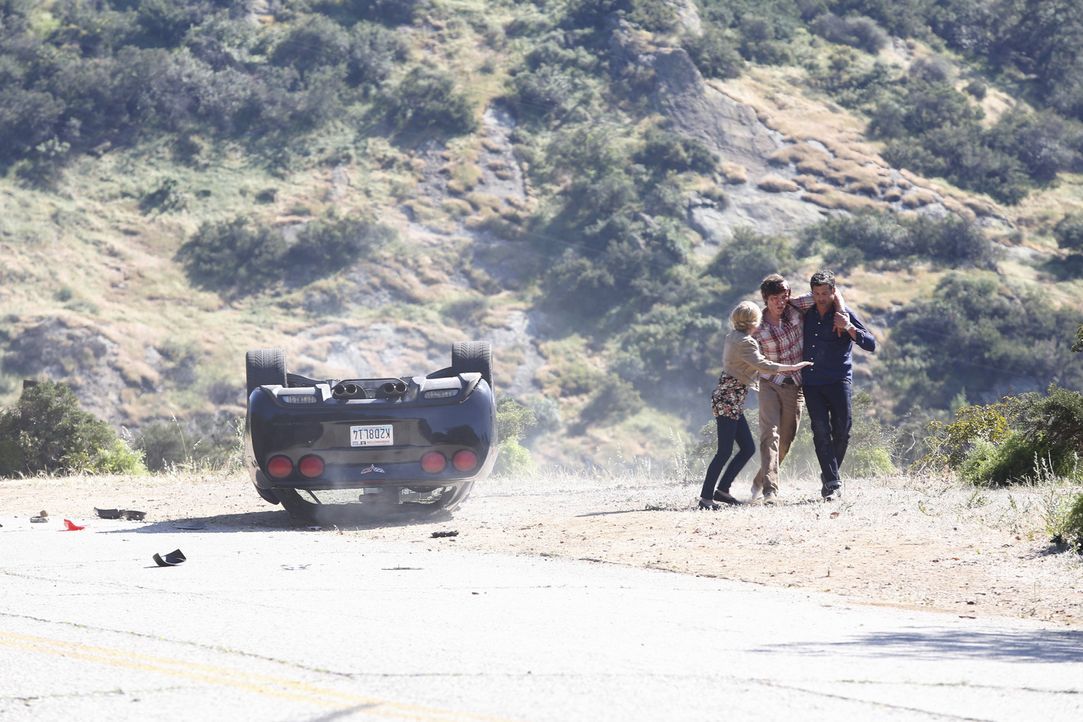Als er Zeuge eines schrecklichen Autounfalls wird, macht Derek (Patrick Dempsey, r.) alles in seiner Macht stehende, um Alana (Allie Grant, l.) und... - Bildquelle: ABC Studios