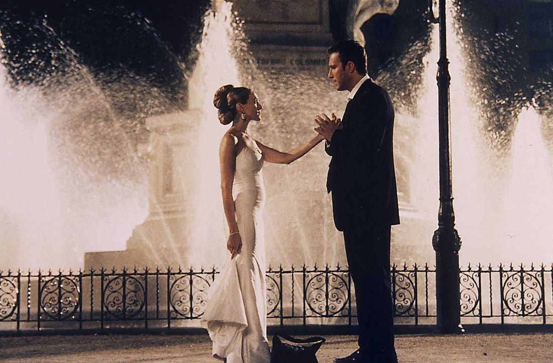 Nach dem Besuch eines Balls stellt Aidan (John Corbett, r.) Carrie (Sarah Jessica Parker, l.) vor die Wahl, ihn auf der Stelle zu heiraten oder die... - Bildquelle: Paramount Pictures