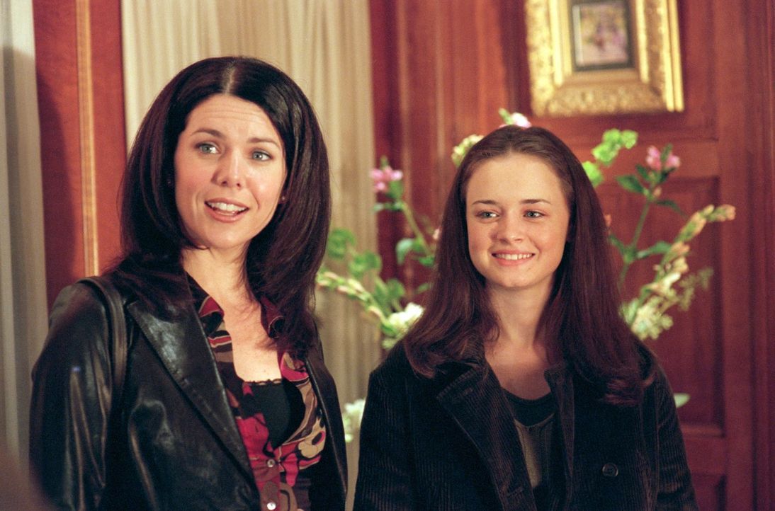 Lorelai (Lauren Graham, l.) ist alles andere als begeistert, als Rory (Alexis Bledel, r.) von Emily nahezu gezwungen wird mit Richard golfen zu gehe... - Bildquelle: 2000 Warner Bros.