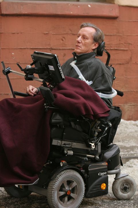 Dr. Nate Lennox (James Woods) ist durch seine bereits weit fortgeschrittene Krankheit an den Rollstuhl gefesselt, kann nur noch mit Hilfe seines Com... - Bildquelle: Warner Bros. Television