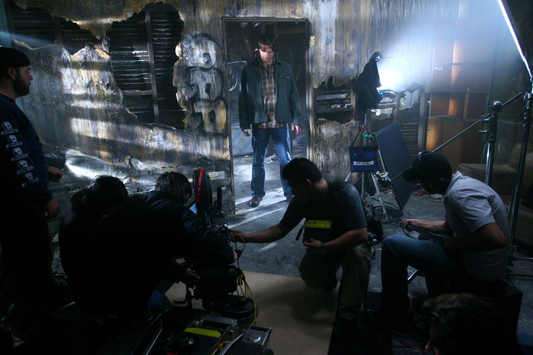 Bei den Dreharbeiten zu "Supernatural" ... - Bildquelle: Warner Bros. Television