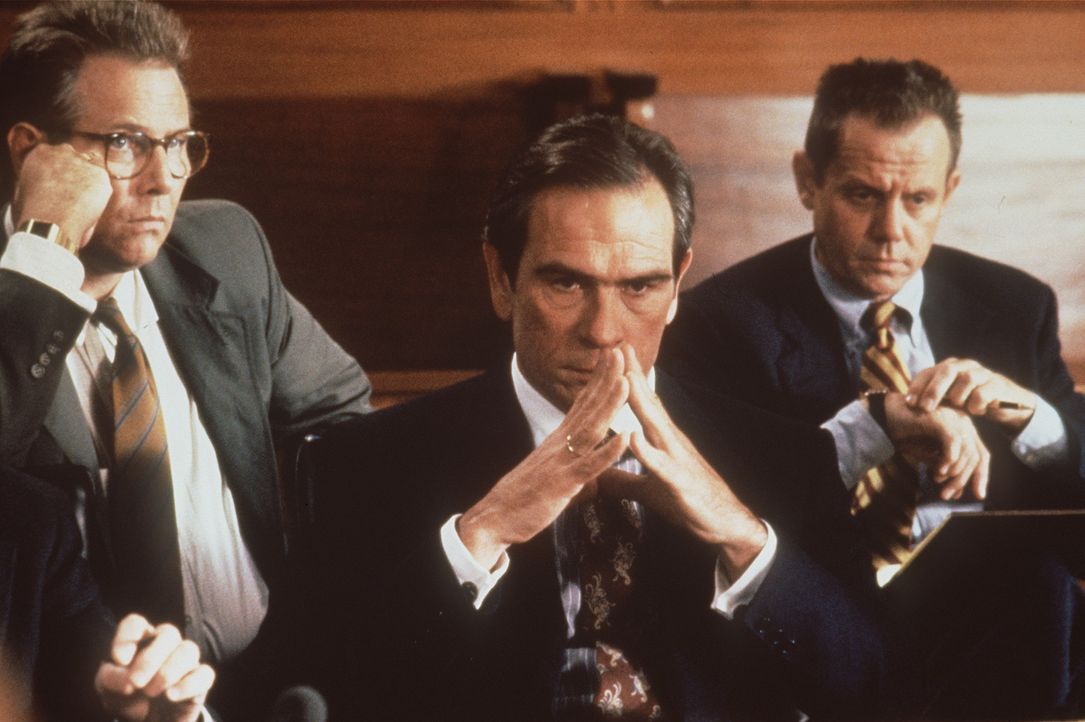 Der karrierebesessene Bundesstaatsanwalt Foltrigg (Tommy Lee Jones, M.) versucht gemeinsam mit seinen Kollegen McThune (J.T. Walsh, l.) und Wally Bo... - Bildquelle: Warner Bros.