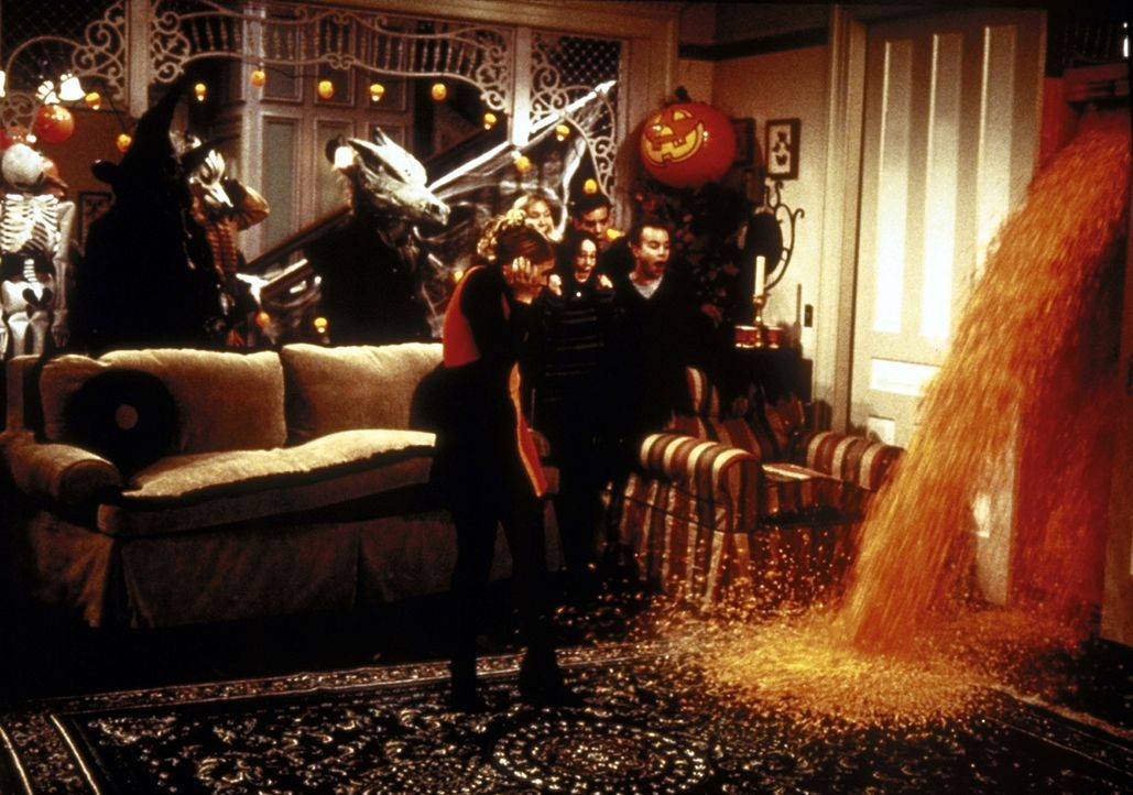 Sabrinas Halloween-Party ist voller Überraschungen: Möbel sprechen, Termiten sind unterwegs, und Popcorn quillt aus der Wand ... - Bildquelle: Paramount Pictures