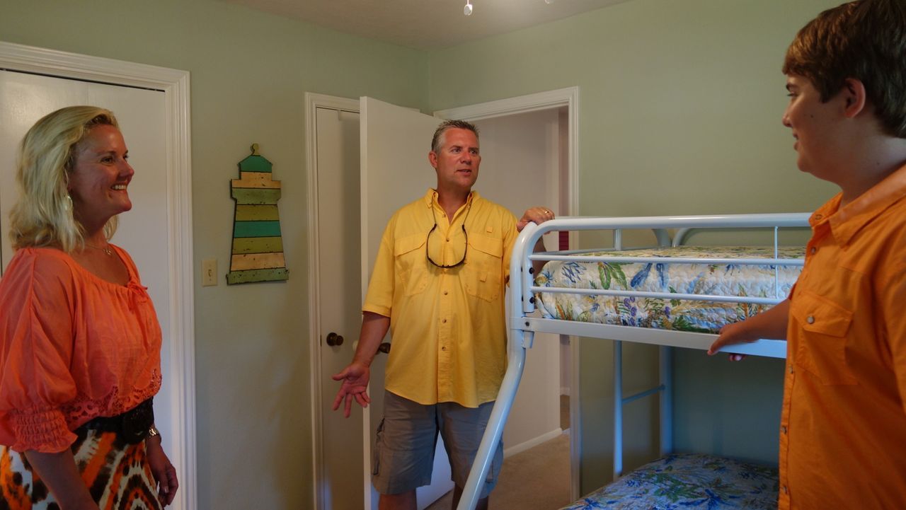 Ein Paar mit einem Sohn im Teenager-Alter wünscht sich ein Haus am Wasser - ... - Bildquelle: 2014, HGTV/Scripps Networks, LLC. All Rights Reserved.
