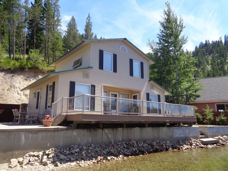 Elk's Overlook hat mit seinem Glasgeländer die perfekte Sicht auf den See. Doch auch diese Immobilie hat nicht den von Bilie und Kevin gewünschten S... - Bildquelle: 2015,HGTV/Scripps Networks, LLC. All Rights Reserved