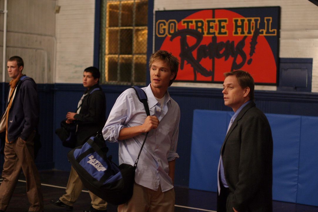 Für Lucas (Chad Michael Murray, 2.v.r.) steht fest: Er will auch nach der Highschool weiterhin Basketball spielen ... - Bildquelle: Warner Bros. Pictures