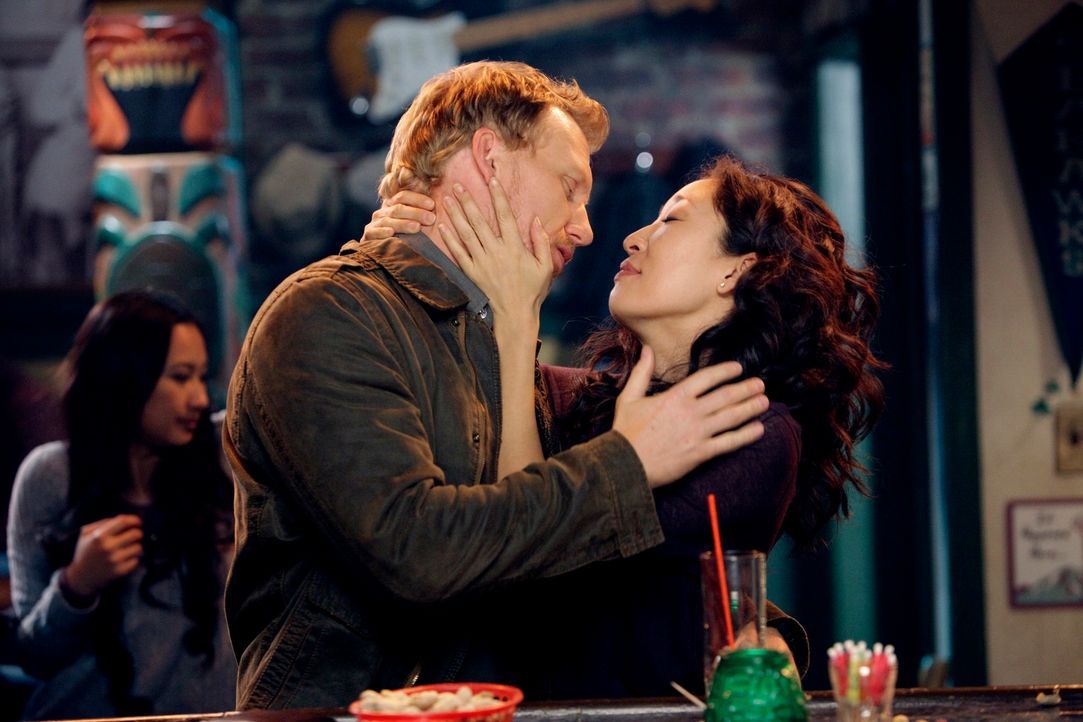 Obwohl sie nicht immer gleicher Meinung sind, sind Owen (Kevin McKidd, l.) und Cristina (Sandra Oh, r.) glücklich miteinander ... - Bildquelle: ABC Studios