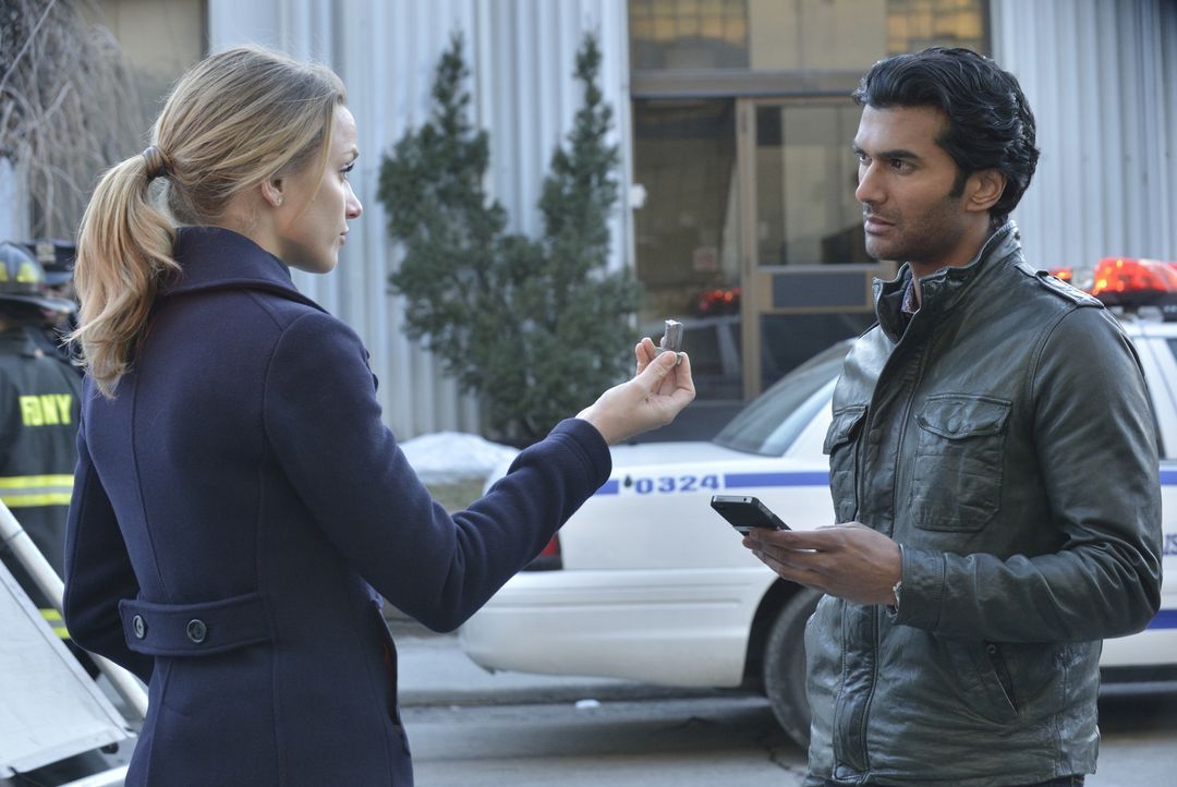 Von Tyler (Shantel VanSanten, l.) erhält Gabe (Sendhil Ramamurthy, r.) wichtige Informationen, die ihn zur Muirfield-Organisation führen könnten. - Bildquelle: 2012 The CW Network, LLC. All rights reserved.