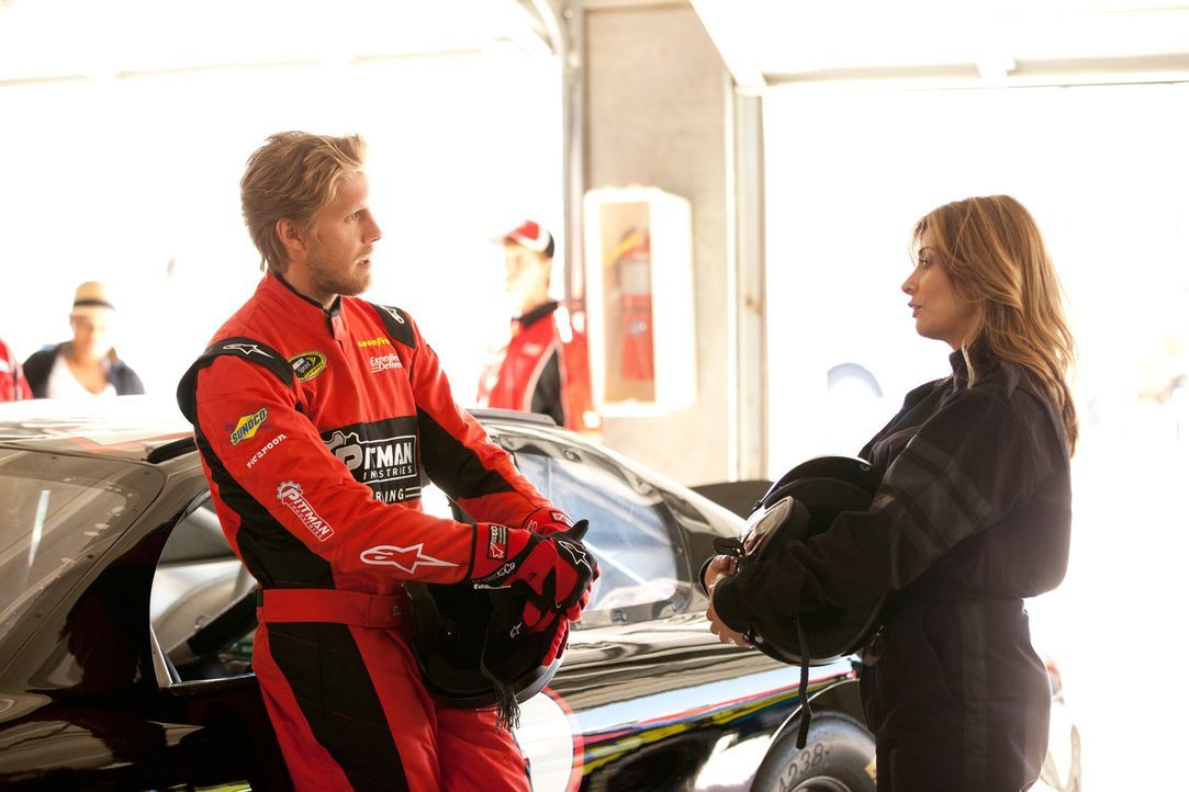 Billy (Matt Barr, l.), ein NASCAR-Fahrer, welcher nach einem schweren Abflug in eine Mauer unter Panikattacken leidet. Danni (Callie Thorne, r.) ver... - Bildquelle: 2011 Sony Pictures Television Inc. and Universal Network Television LLC.  All Rights Reserved.