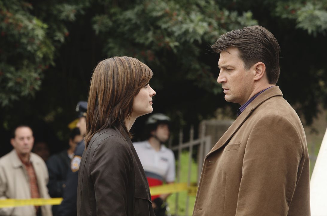 Richard Castle (Nathan Fillion, r.) fühlt sich verantwortlich dafür, dass das Leben von Kate Beckett (Stana Katic, l.) in Gefahr ist. - Bildquelle: ABC Studios