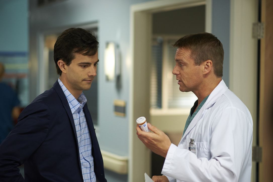 Besuchen gemeinsam eine Therapiesitzung: Gavin (Kristopher Turner, l.) und Charlie (Michael Shanks, r.) ... - Bildquelle: 2013  Hope Zee Two Inc.