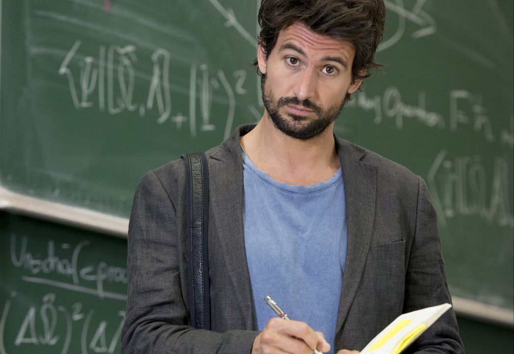 Physikprofessor Felix "Einstein" Winterberg (Tom Beck) hat nur noch wenige Jahre zu leben, weswegen er unermüdlich seine Forschungen vorantreibt - m... - Bildquelle: Martin Rottenkolber SAT.1