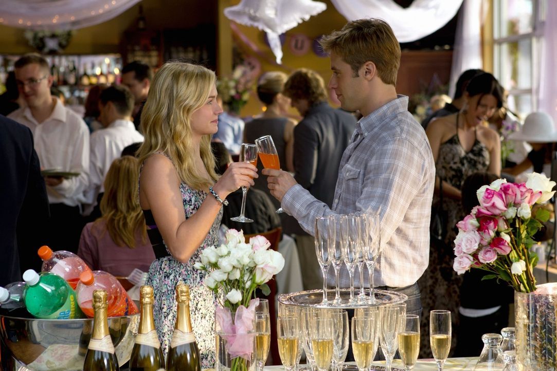 Amüsieren sich auf einer fremden Hochzeit: Lux (Brittany Robertson, l.) und ihr Date Eric (Shaun Sipos, r.)... - Bildquelle: The CW   2010 The CW Network, LLC. All Rights Reserved