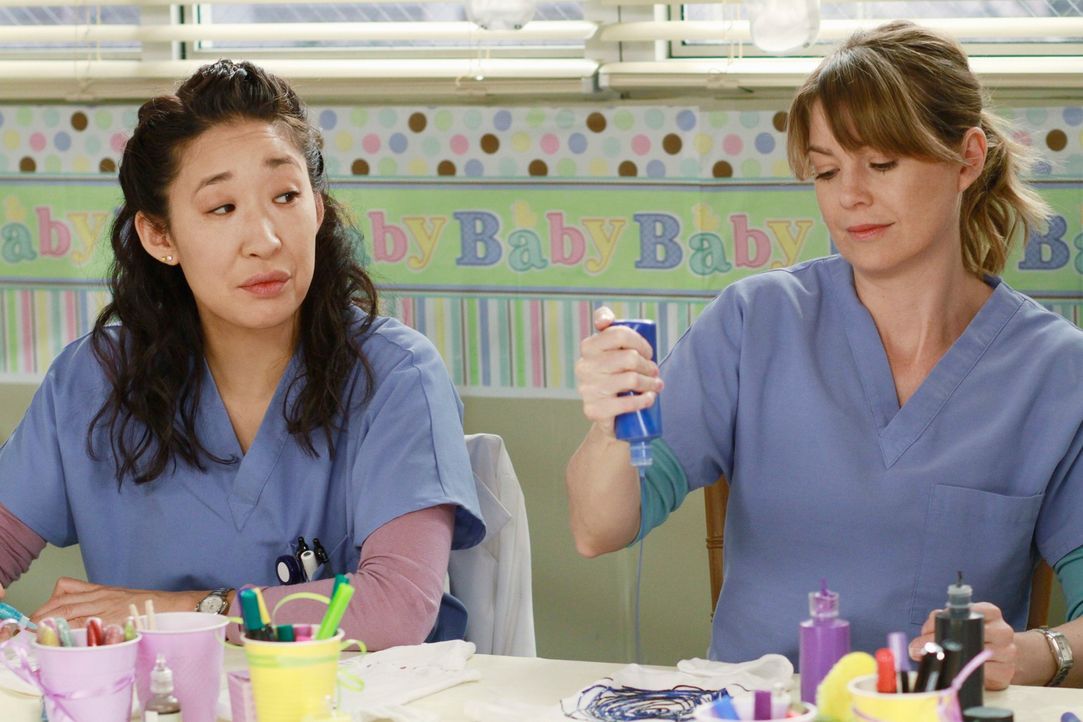 Stehen Mark und Arizona bei den Vorbereitungen für Callies Baby-Party bei: Meredith (Ellen Pompeo, r.) und Cristina (Sandra Oh, l.) ... - Bildquelle: ABC Studios