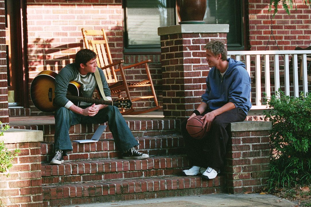 Jake (Bryan Greenberg, l.) weiht Lucas (Chad Michael Murray, r.) in sein schönstes Geheimnis ein ... - Bildquelle: Warner Bros. Pictures