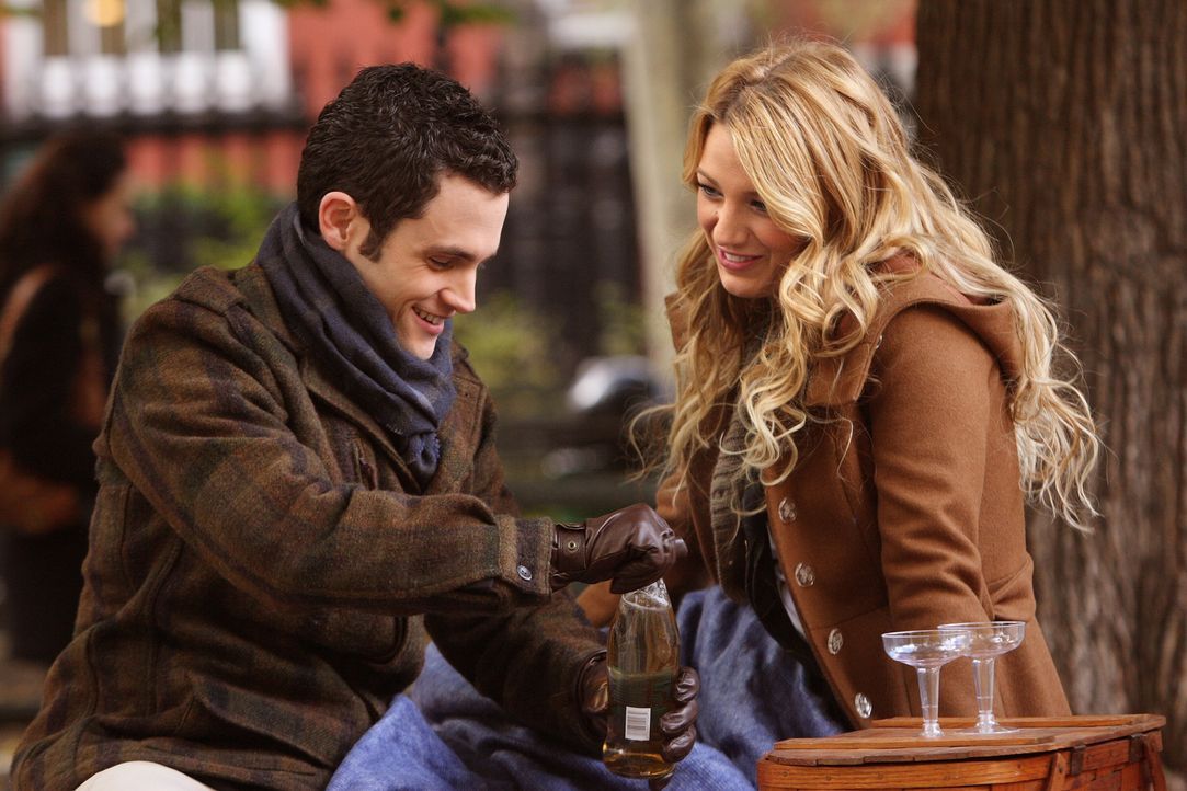 Ihre Bindung wird immer enger: Dan (Penn Badgley, l.) und Serena (Blake Lively, r.) genießen das gemeinsame Liebesglück ... - Bildquelle: Warner Brothers
