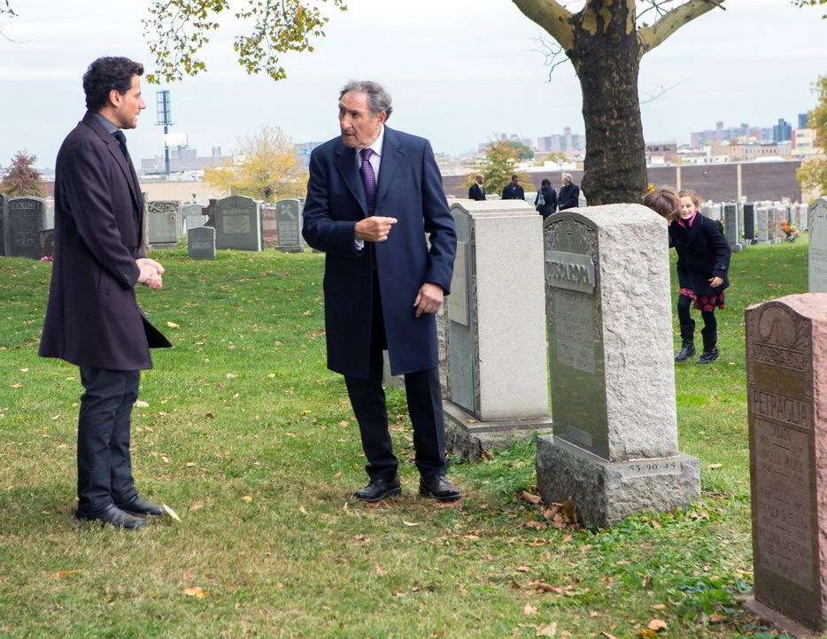 Können Henry (Ioan Gruffudd, l.) und Abe (Judd Hirsch, r.) den Mörder auf der Beerdigung seines Opfers ausfindig machen? - Bildquelle: Warner Brothers