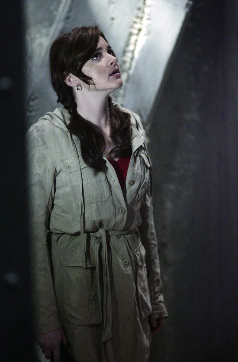 Damit hat Lori (April Matson) nicht gerechnet: Als sie in der Ruine von Zzyzx steht, nimmt sie einen ungewöhnlichen Geruch wahr ... - Bildquelle: TOUCHSTONE TELEVISION