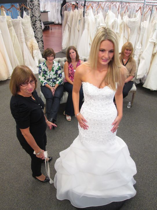 Natalie sucht nach einem Kleid, dass auch die Zustimmung ihrer Mutter erhält, während Brenna unbedingt ein Vera Wang Kleid haben möchte, doch in ihr... - Bildquelle: TLC