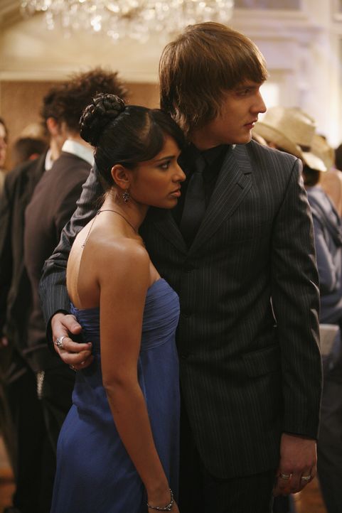 Der jährliche Verbindungsball steht an. Obwohl Cappie (Scott Michael Foster, r.) eigentlich nicht auf den Ball gehen wollte, da am letzten Ball eini... - Bildquelle: ABC Family