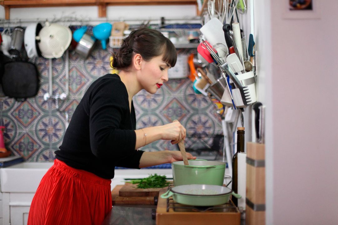 Rachel Khoo liebt französisches Essen, und das möchte sie auch anderen Menschen näher bringen ... - Bildquelle: Daniel Lucchesi Plum Pictures 2012