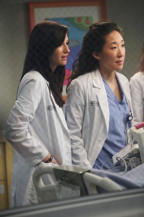 Kümmern sich um die verletzte Callie: Lexie (Chyler Leigh, l.) und Cristina (Sandra Oh, r.) ... - Bildquelle: ABC Studios
