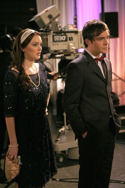 Blair (Leighton Meester, l.) und Chuck (Ed Westwick, r.) sind zu Rufus' Auftritt gekommen, um die intrigante Georgina aufzuhalten, doch sie sind zu... - Bildquelle: Warner Bros. Television