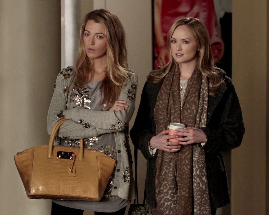 Serena (Blake Lively, l.) beauftragt ihre Cousine Charlie (Kaylee DeFer, r.), herauszufinden, warum Blair und Dan in letzter Zeit so viel Zeit mitei... - Bildquelle: Warner Bros. Television