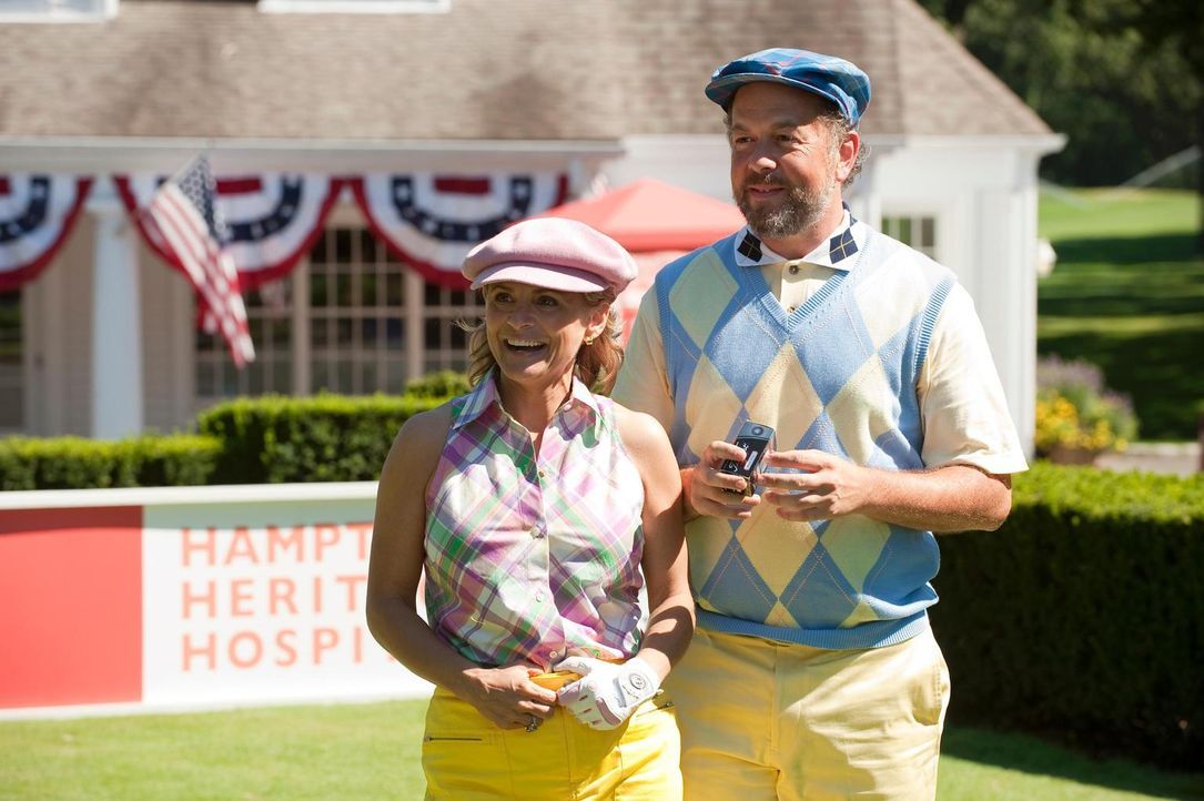 Das schrullige Paar Dick (David Costabile, r.) und Nan (Amy Sedaris, l.) sorgt immer wieder für Aufregung auf dem Golfplatz ... - Bildquelle: 2010 Open 4 Business Productions, LLC. All Rights Reserved.