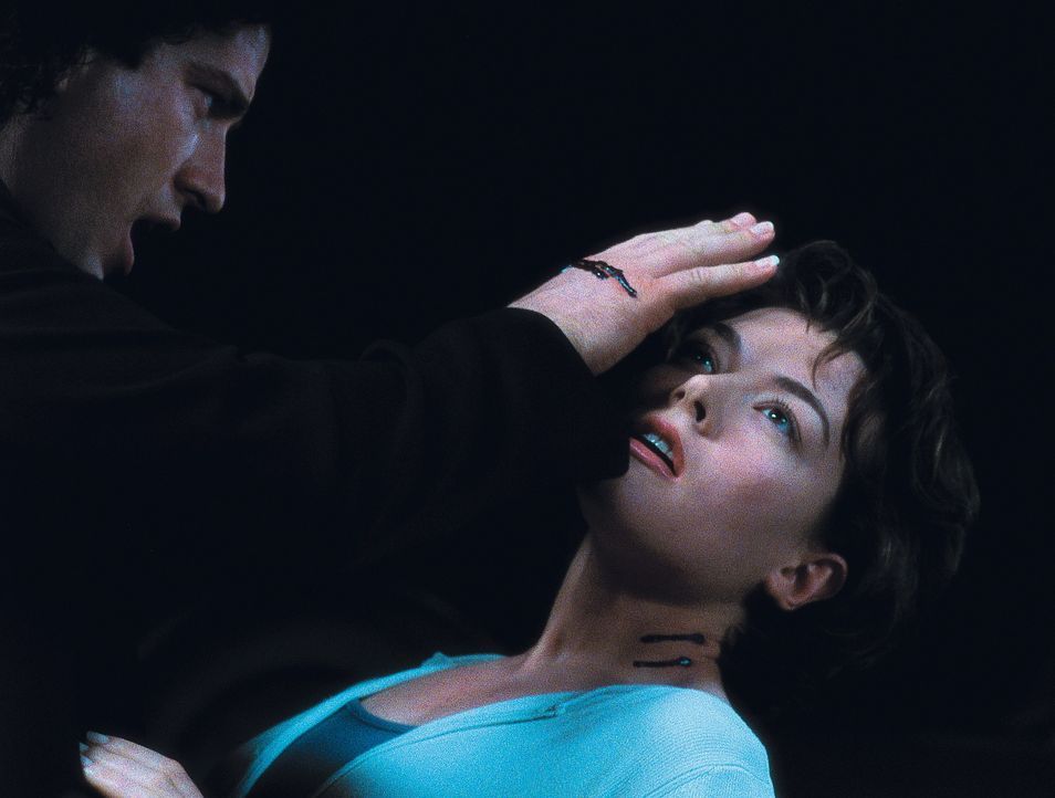 Als Blutsverwandter fühlt sich Dracula (Gerard Butler, l.) geradezu magnetisch von Mary (Justine Waddell, r.) angezogen ... - Bildquelle: Dimension Films