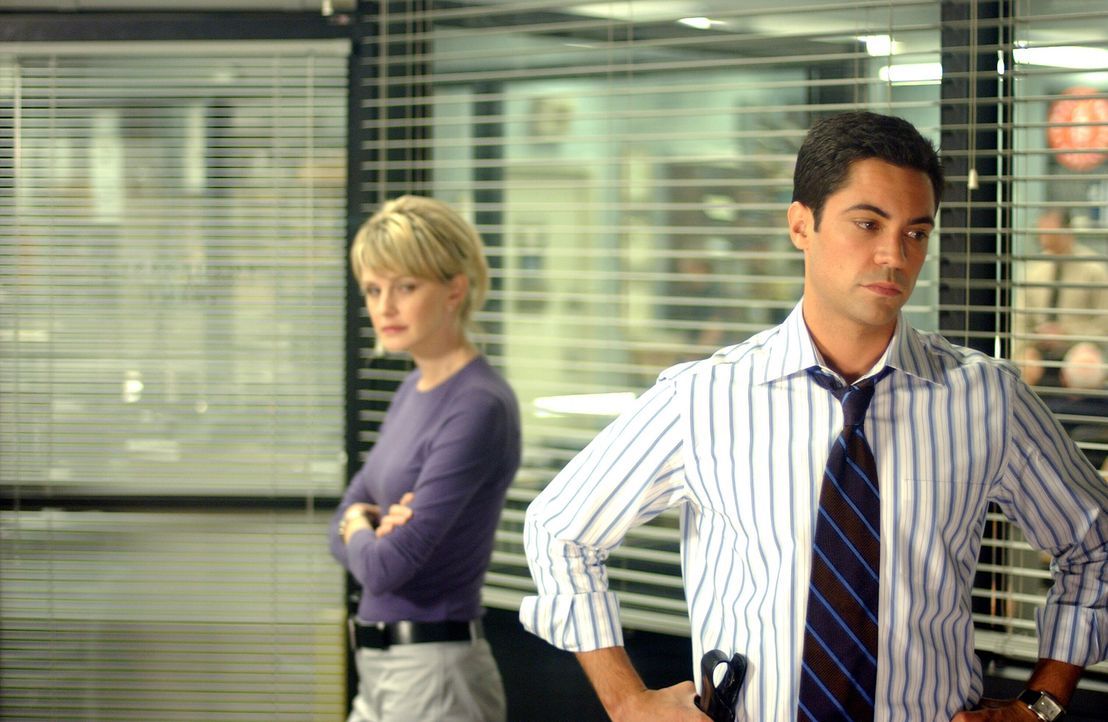 Gemeinsam machen sich Scott Valens (Danny Pino, r.) und Lilly Rush (Kathryn Morris, l.) daran, dass spurlose Verschwinden Danielas aufzuklären ... - Bildquelle: Warner Bros. Television