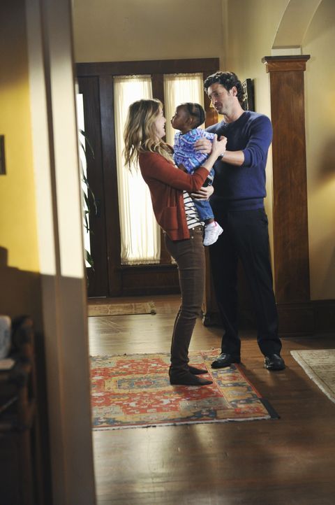 Können endlich ihre Tochter in die Arme schließen: Meredith (Ellen Pompeo, l.) und Derek (Patrick Dempsey, r.) ... - Bildquelle: ABC Studios