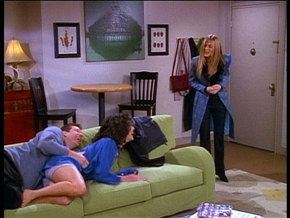 Rachel (Jennifer Aniston, r.) wundert sich über das enge Verhältnis zwischen Danny (George Newbern, l.) und seiner Schwester Krista (Julie Lauren,... - Bildquelle: TM+  2000 WARNER BROS.