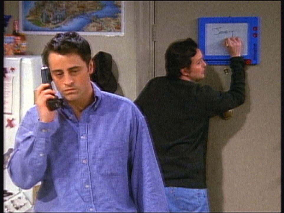Chandler (Matthew Perry, r.) versucht in aller Schnelle, Joey (Matt LeBlanc, l.) eine Nachricht zu übermitteln, aber es ist schon zu spät ... - Bildquelle: TM+  2000 WARNER BROS.