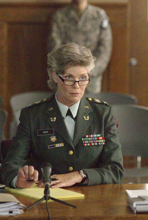 Colonel Davis (Kelly McGillis) hat Tashas Schicksal in der Hand... - Bildquelle: Metro-Goldwyn-Mayer Studios Inc. All Rights Reserved.
