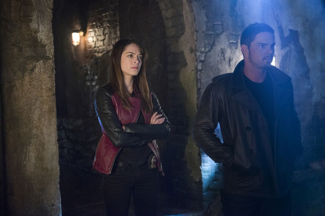 Auf der Suche nach Sam Landon: Vincent (Jay Ryan, r.) und Cat (Kristin Kreuk, l.) ... - Bildquelle: 2013 The CW Network, LLC. All rights reserved.