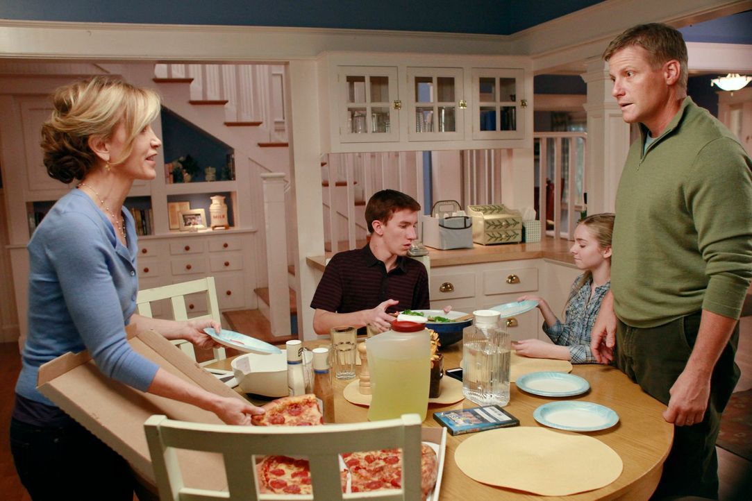 Während Bree bereit ist, ihrem Leben ein Ende zu setzen, versuchen Lynette (Felicity Huffman, l.) und Tom (Doug Savant, r.) vor ihren Kindern Parker... - Bildquelle: ABC Studios