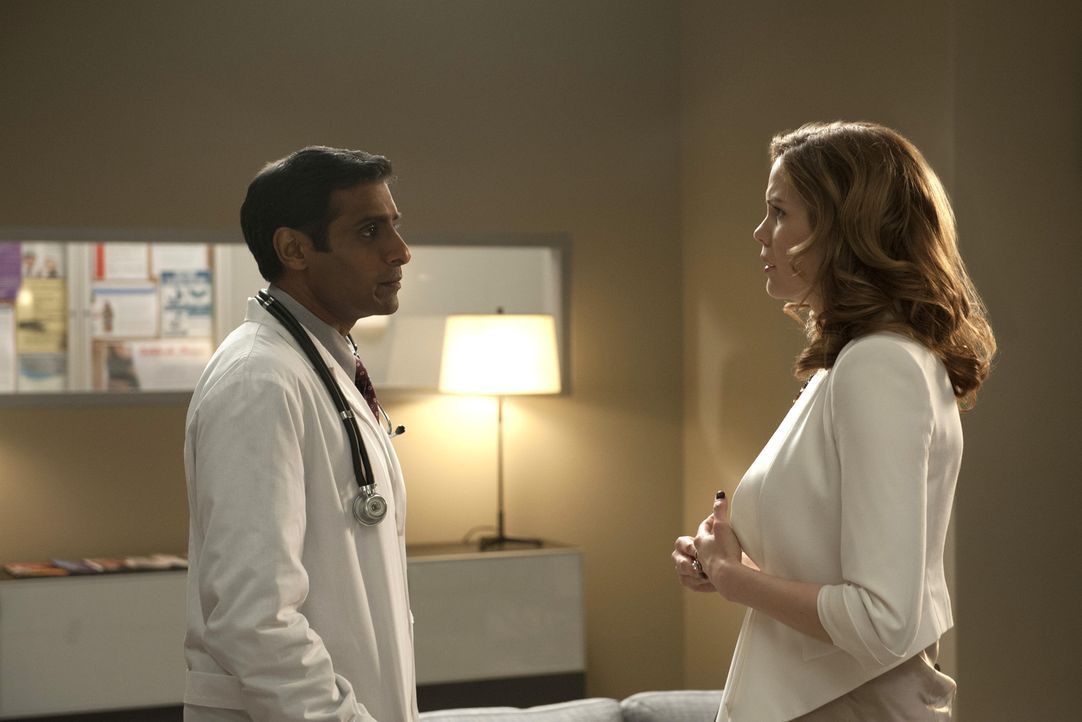 Peri (Mariana Klaveno, r.) erfährt von Dr. Kagan (Ravi Naidu, l.), dass Grant einen Herzanfall hatte, während Carmen eifersüchtig auf Sams Liebschaf... - Bildquelle: ABC Studios