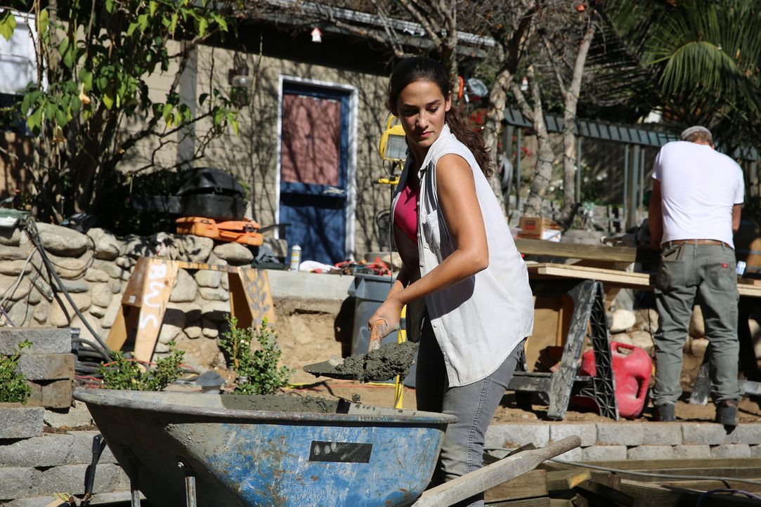 Landschaftsgärtnerin Sara (Bild) gibt alles, um den Garten von Wyatt und Shelly in eine Wohlfühloase zu verwandeln ... - Bildquelle: 2014, DIY Network/Scripps Networks, LLC. All RIghts Reserved.