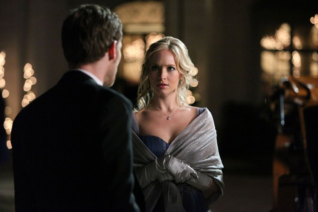 Klaus (Joseph Morgan, l.) macht Caroline (Candice Accola, r.) Avancen. Wird sie sich darauf einlassen? - Bildquelle: Warner Brothers