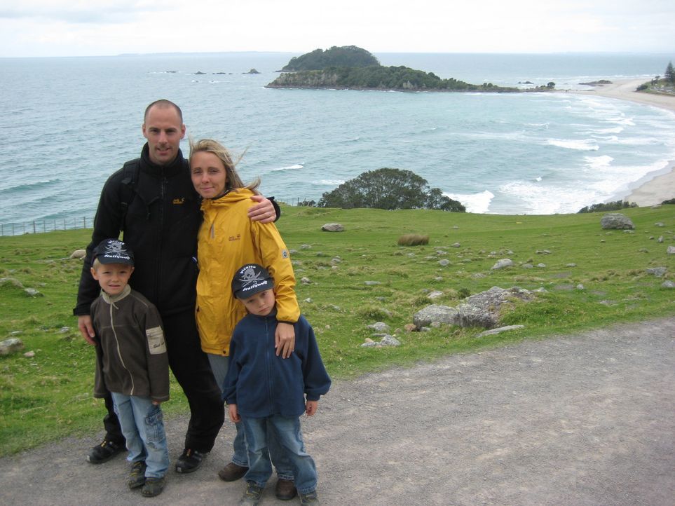 Starten in Neuseeland ein neues Leben: Annett Hauck (hinten r.) und ihr Lebensgefährte Frank Babic (hinten l.) mit den beiden Kindern aus Annetts e... - Bildquelle: kabel eins