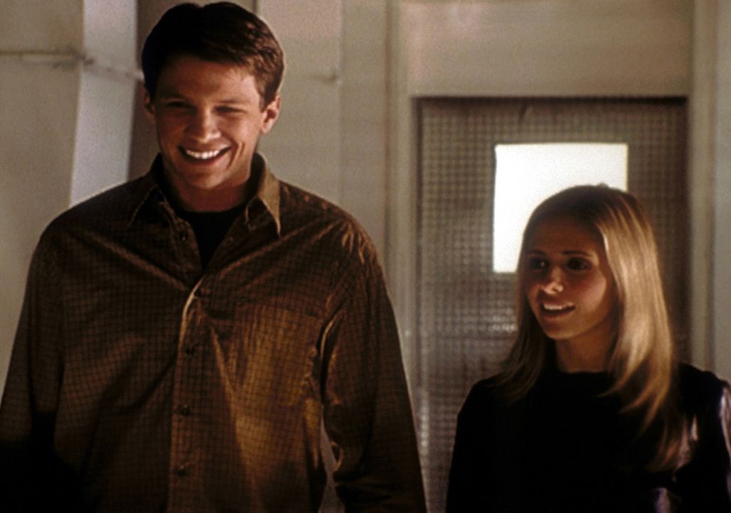 Riley (Marc Blucas, l.) ist stolz - er darf Buffy (Sarah Michelle Gellar) nun endlich die Räume der Initiative zeigen. - Bildquelle: TM +   2000 Twentieth Century Fox Film Corporation. All Rights Reserved.