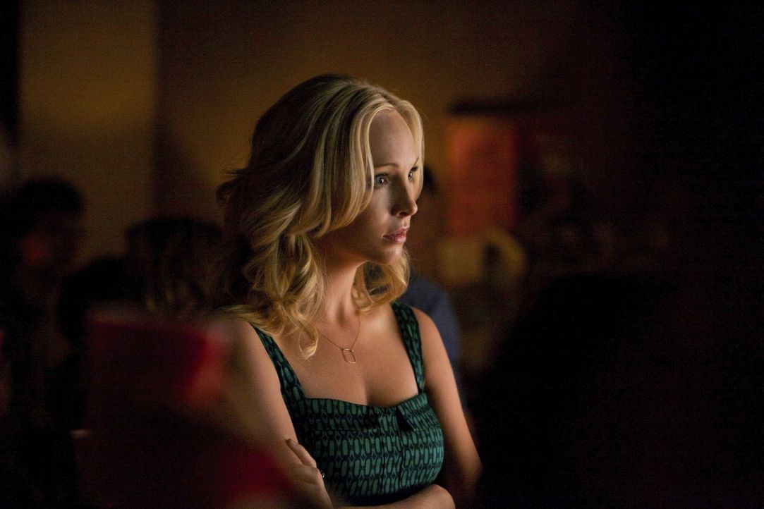 Eigentlich ist Caroline (Candice Accola) in ihrem Element, wenn sie Partys planen kann, aber ein Schrei nach Hilfe beansprucht ihre ganze Aufmerksam... - Bildquelle: Warner Brothers