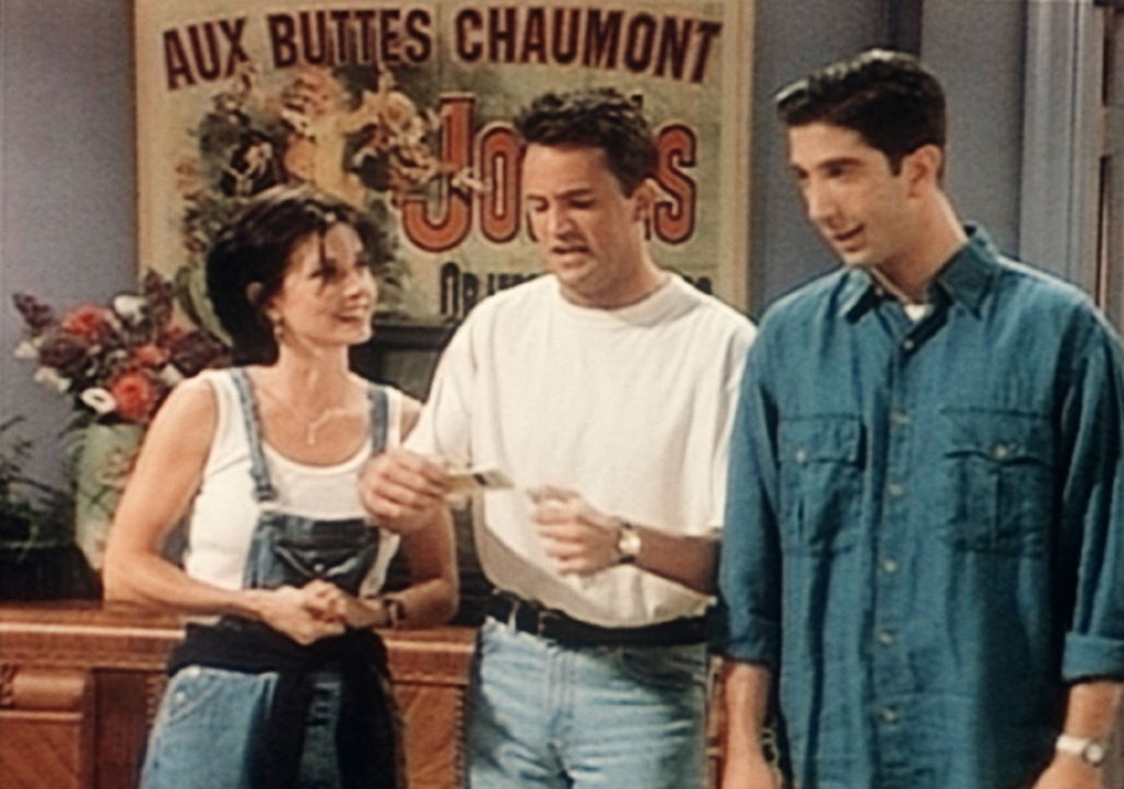 Monica (Courteney Cox, l.), Chandler (Matthew Perry, M.) und Ross (David Schwimmer, r.) haben für ihre Freunde, die nur über wenig Geld verfügen,... - Bildquelle: TM+  2000 WARNER BROS.