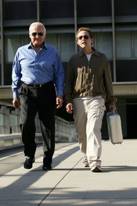 Gehen gemeinsam in die Luft: Larry (Peter MacNicol, r.) mit Buzz Aldrin (Buzz Aldrin, l.) ... - Bildquelle: Paramount Network Television