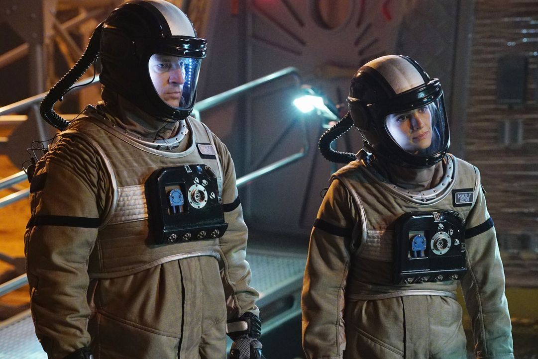 Castle (Nathan Fillion, l.) und Kate (Stana Katic, r.) sind sich sicher: Es muss sich außer der Crew noch etwas hier befunden haben ... - Bildquelle: Richard Cartwright ABC Studios / Richard Cartwright