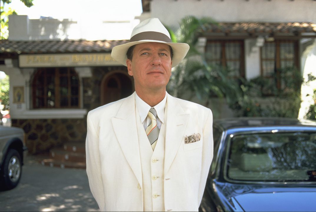 Ehe Harry (Geoffrey Rush) sich versieht, hat er eine internationale Militärkrise ausgelöst ... - Bildquelle: 2003 Sony Pictures Television International.